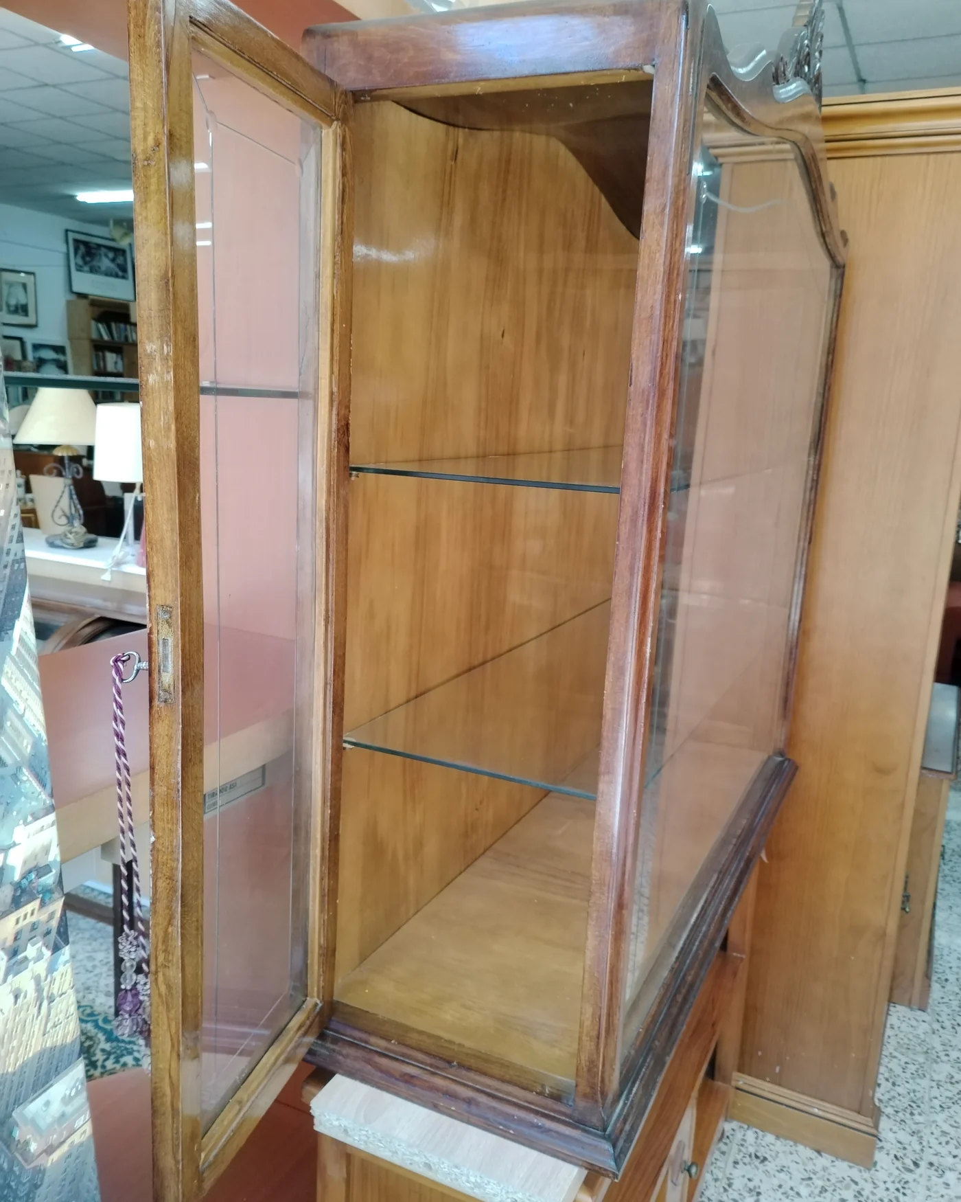 Vitrina antigua de madera con cristal - imagen 4