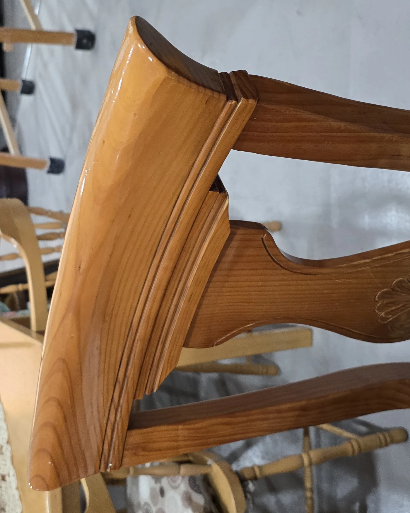 Mesa de comedor de pino con 4 sillas tapizadas - imagen 3