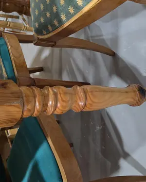 Mesa de comedor de pino con 4 sillas tapizadas - miniatura 5