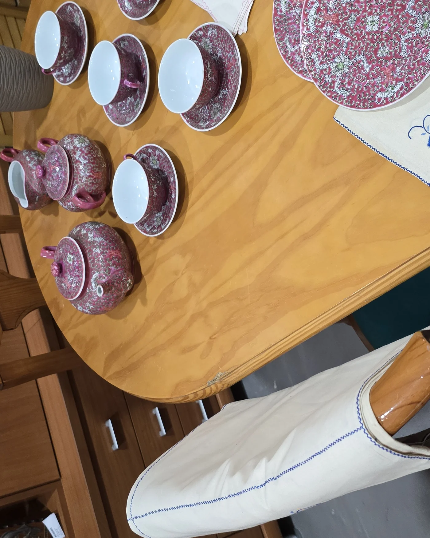 Mesa de comedor de pino con 4 sillas tapizadas - imagen 6