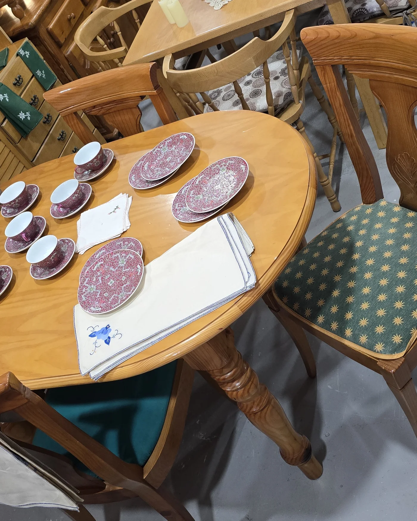 Mesa de comedor de pino con 4 sillas tapizadas - imagen 1