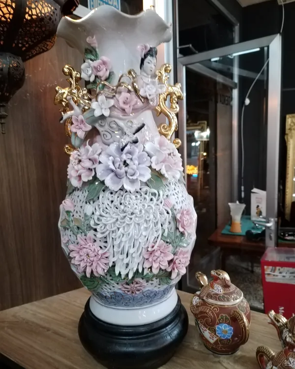 Jarrón Oriental Antiguo de Cerámica con Detalles Dorados
