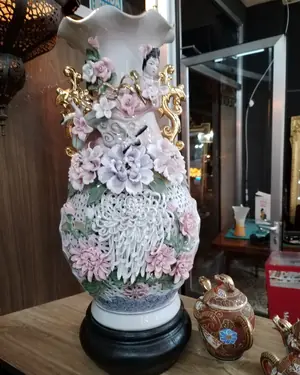 Jarrón oriental antiguo de cerámica con detalles dorados - miniatura 1