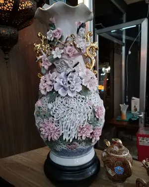 Jarrón oriental antiguo de cerámica con detalles dorados - miniatura 2