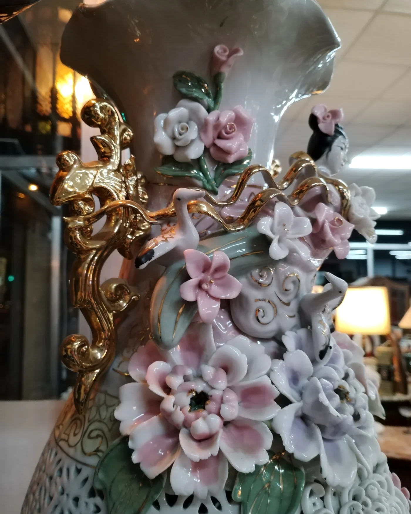 Jarrón oriental antiguo de cerámica con detalles dorados - imagen 4