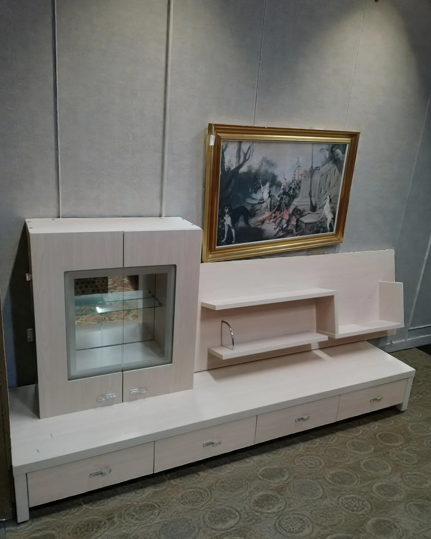 Mueble de salón moderno con vitrina y estantería en tono claro - imagen 1