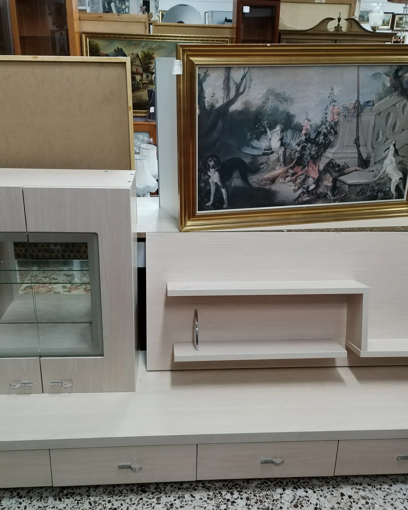 Mueble de salón moderno con vitrina y estantería en tono claro - imagen 2