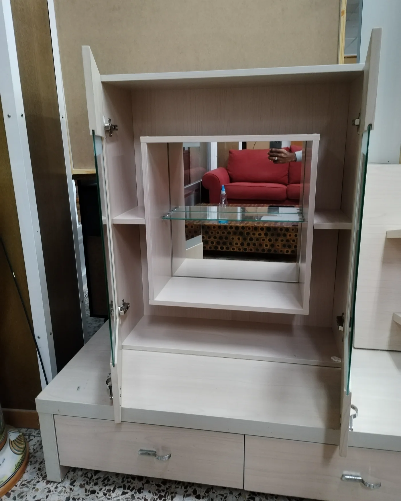Mueble de salón moderno con vitrina y estantería en tono claro - imagen 3