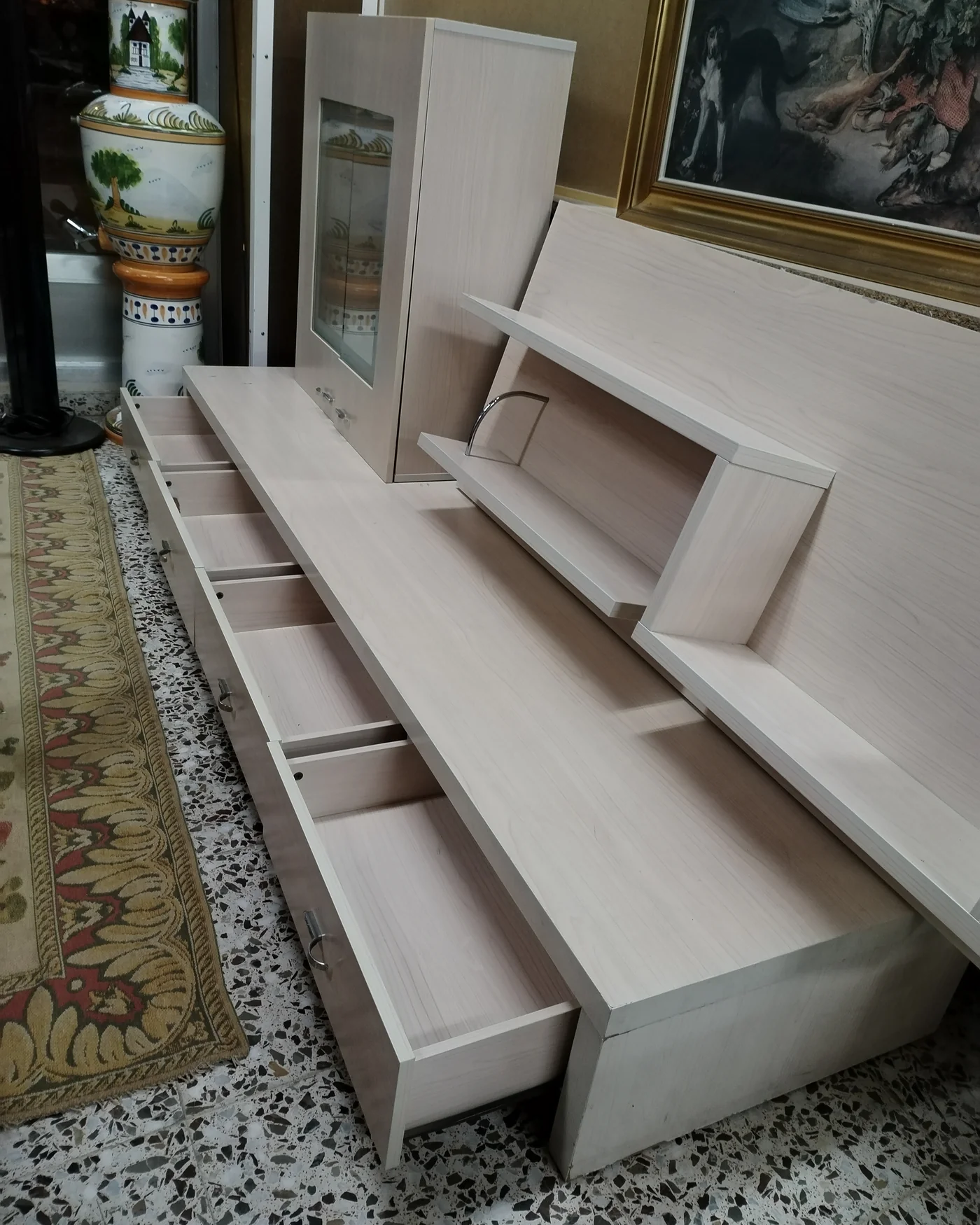 Mueble de salón moderno con vitrina y estantería en tono claro - imagen 4