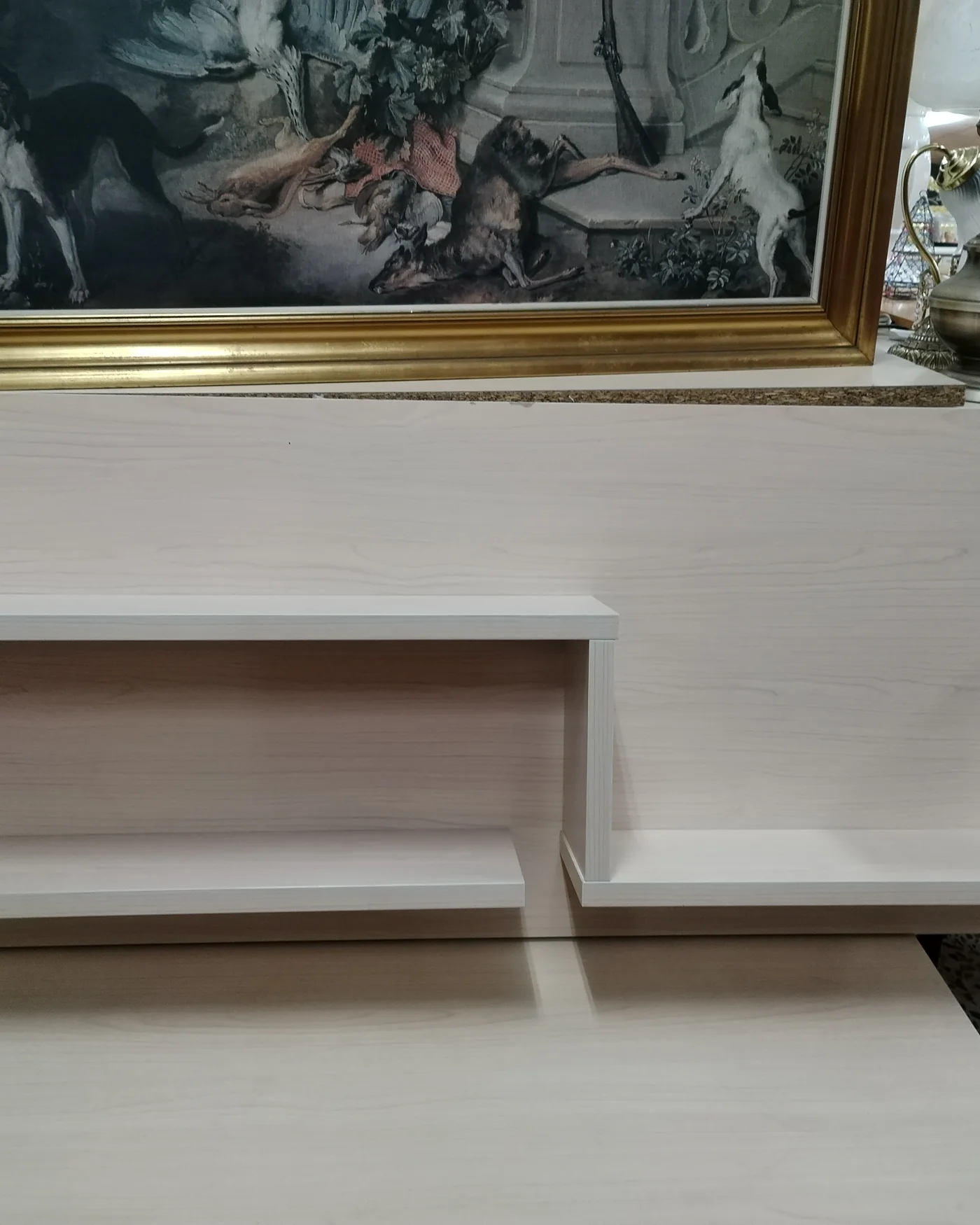 Mueble de salón moderno con vitrina y estantería en tono claro - imagen 5