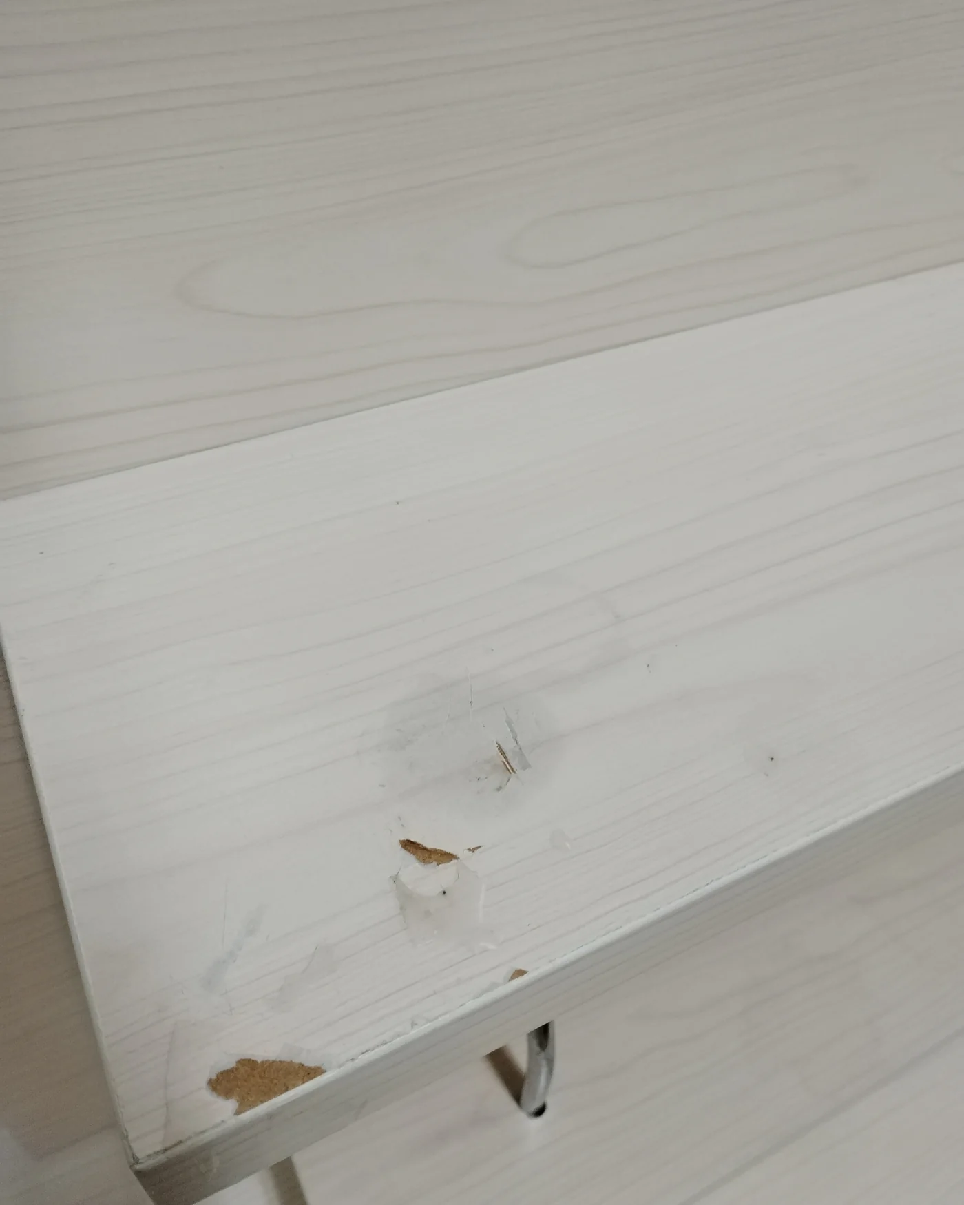 Mueble de salón moderno con vitrina y estantería en tono claro - imagen 6