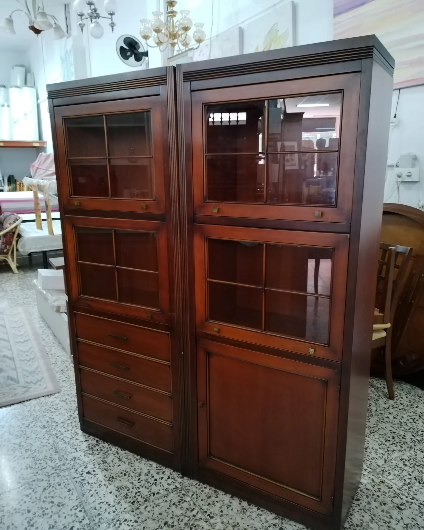 Pareja de vitrinas de madera maciza - imagen 2