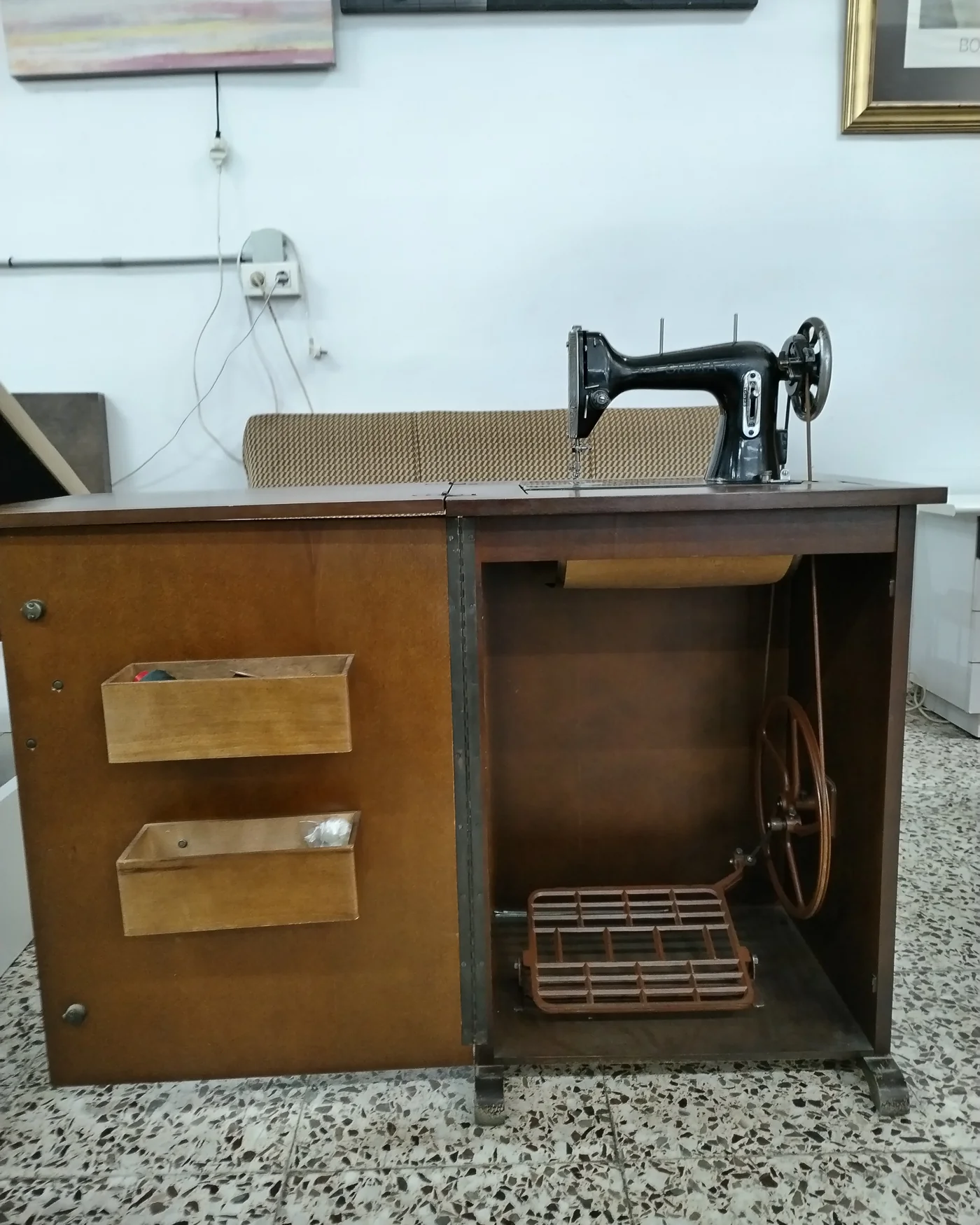Máquina de coser sigma con mueble - imagen 1