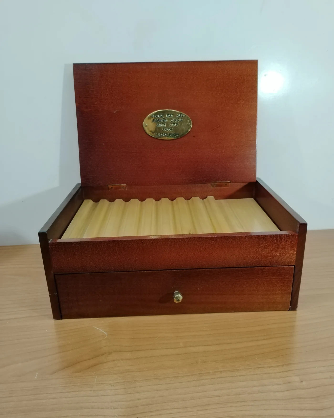 Caja de puros de madera con placa conmemorativa de 1998 - imagen 1
