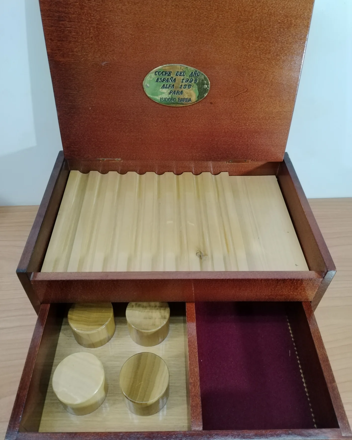Caja de puros de madera con placa conmemorativa de 1998 - imagen 2