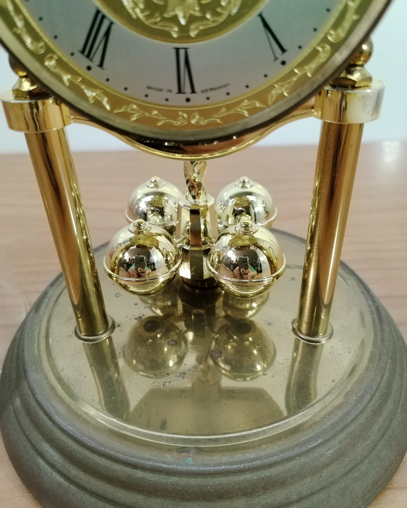 Reloj de péndulo con campanas y vitrina - imagen 4