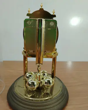 Reloj de péndulo con campanas y vitrina - miniatura 5