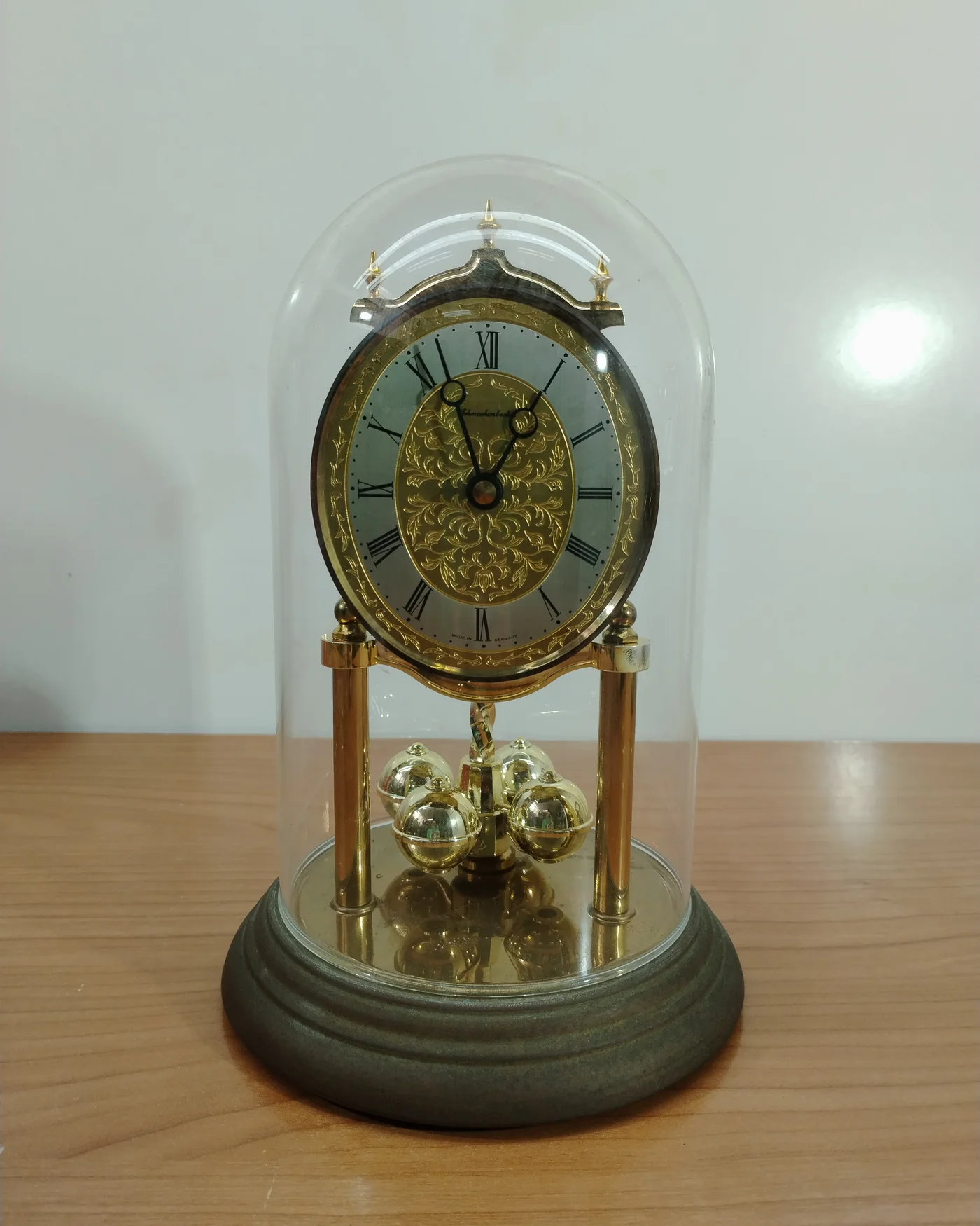 Reloj de péndulo con campanas y vitrina - imagen 1