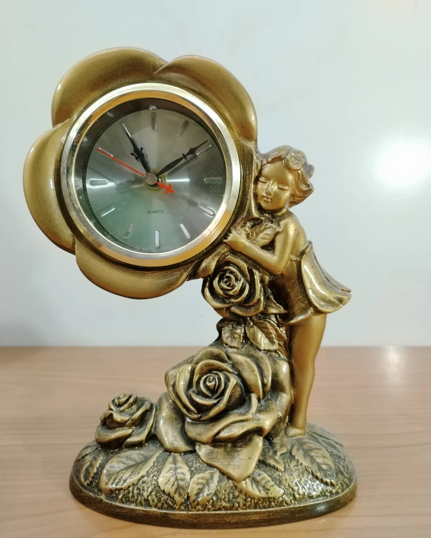 Reloj de mesa vintage con figura de niña y rosas - imagen 1