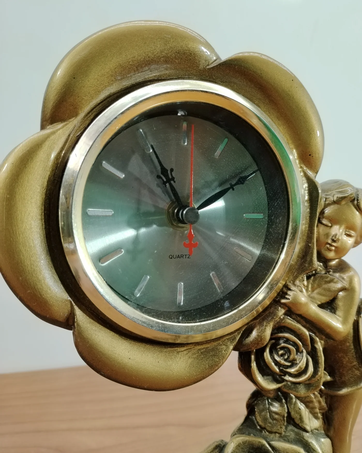 Reloj de mesa vintage con figura de niña y rosas - imagen 2