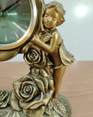 Reloj de mesa vintage con figura de niña y rosas - miniatura 3