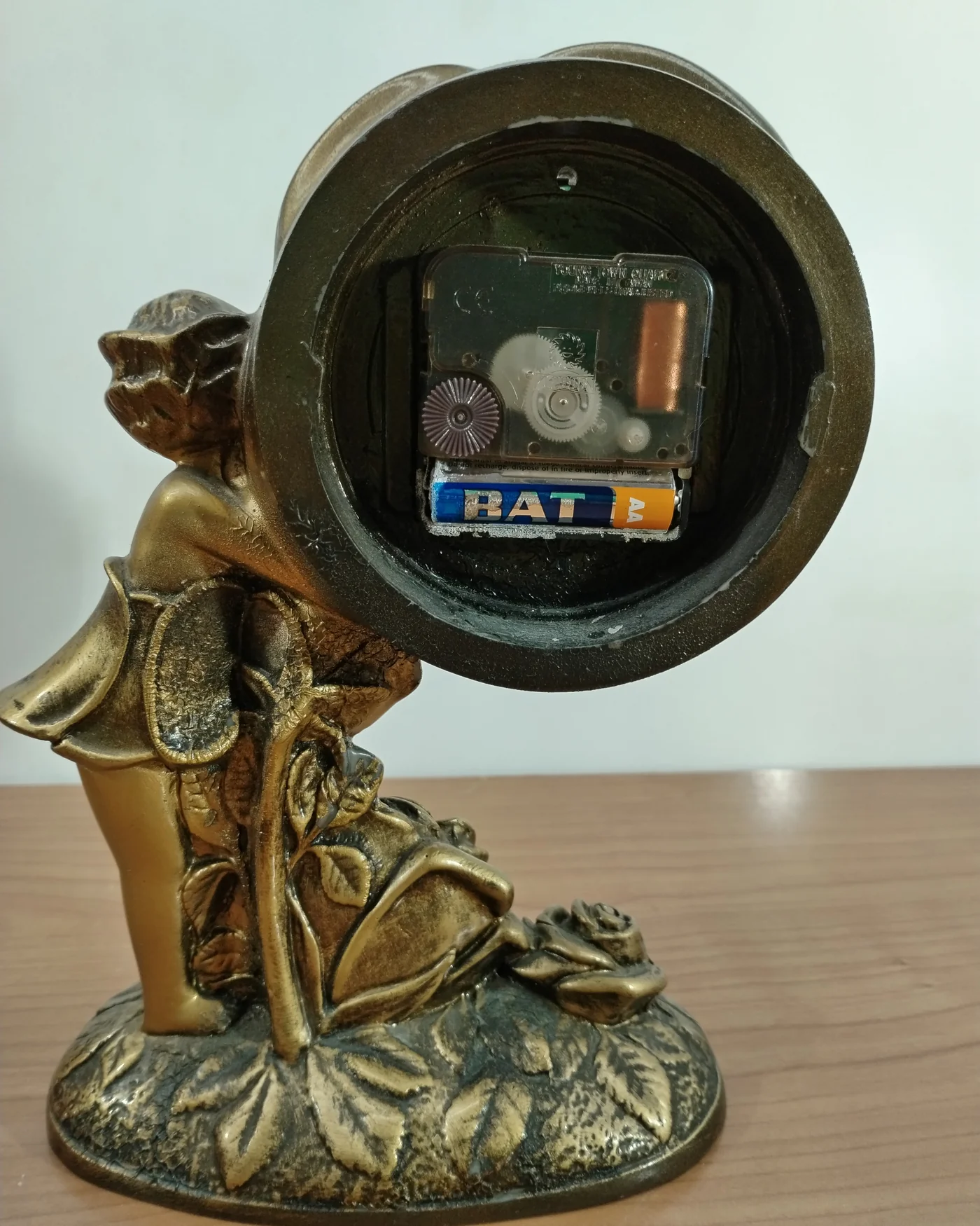 Reloj de mesa vintage con figura de niña y rosas - imagen 4
