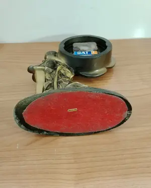 Reloj de mesa vintage con figura de niña y rosas - miniatura 5