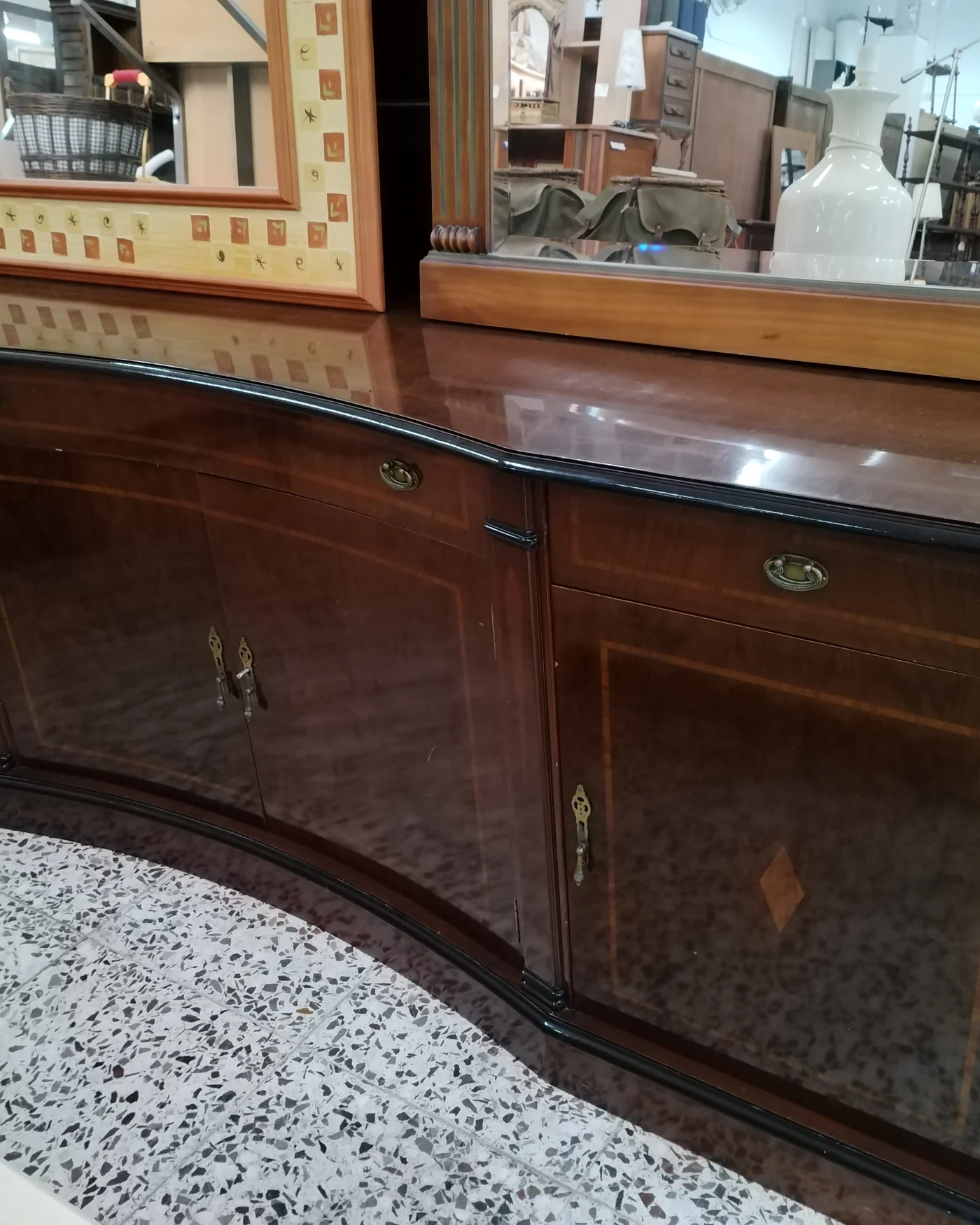Aparador antiguo de madera con diseño curvo y detalles en marquetería - imagen 1