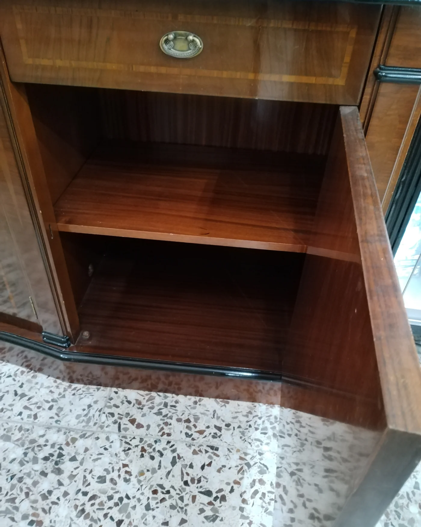 Aparador antiguo de madera con diseño curvo y detalles en marquetería - imagen 3