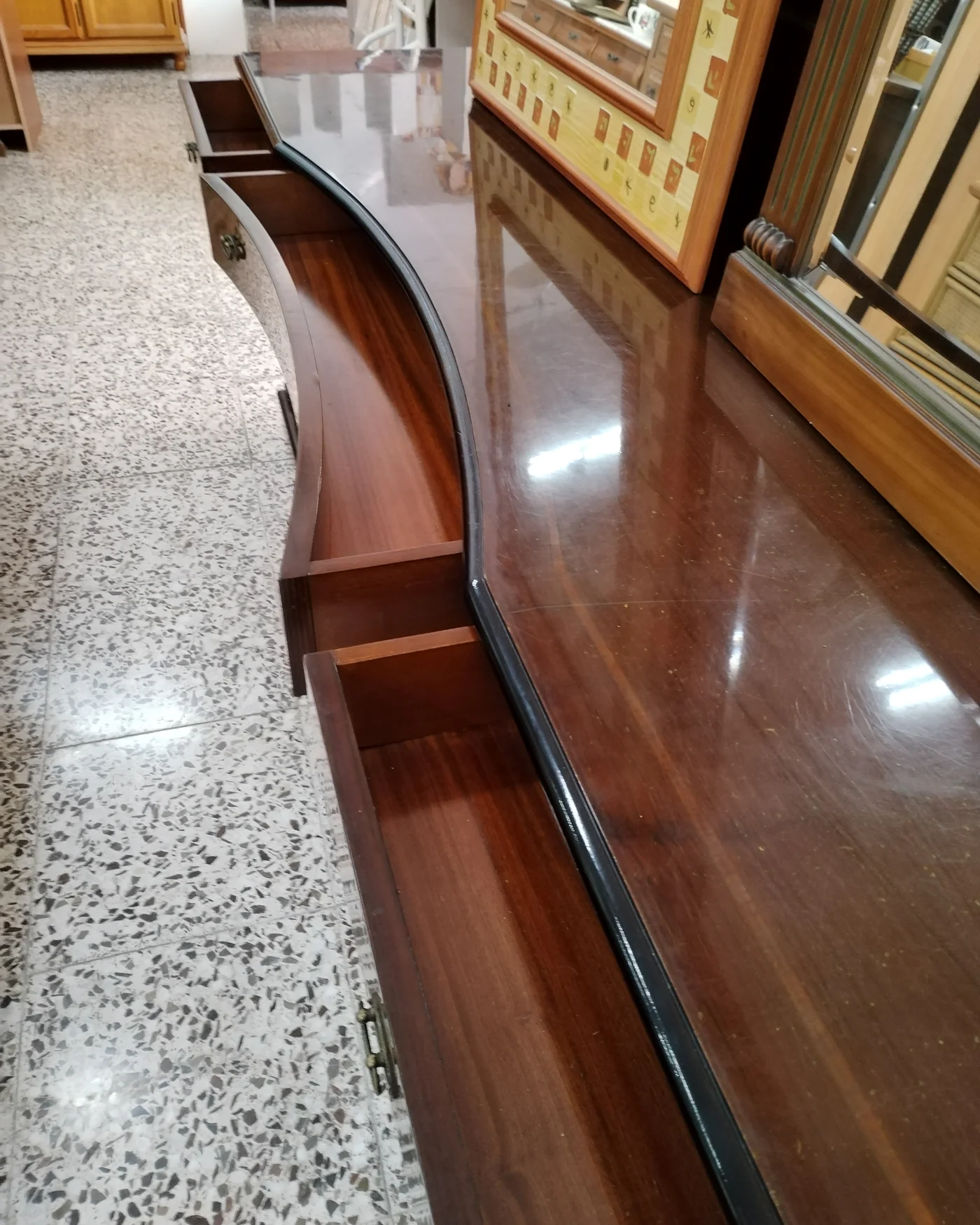 Aparador antiguo de madera con diseño curvo y detalles en marquetería - imagen 4