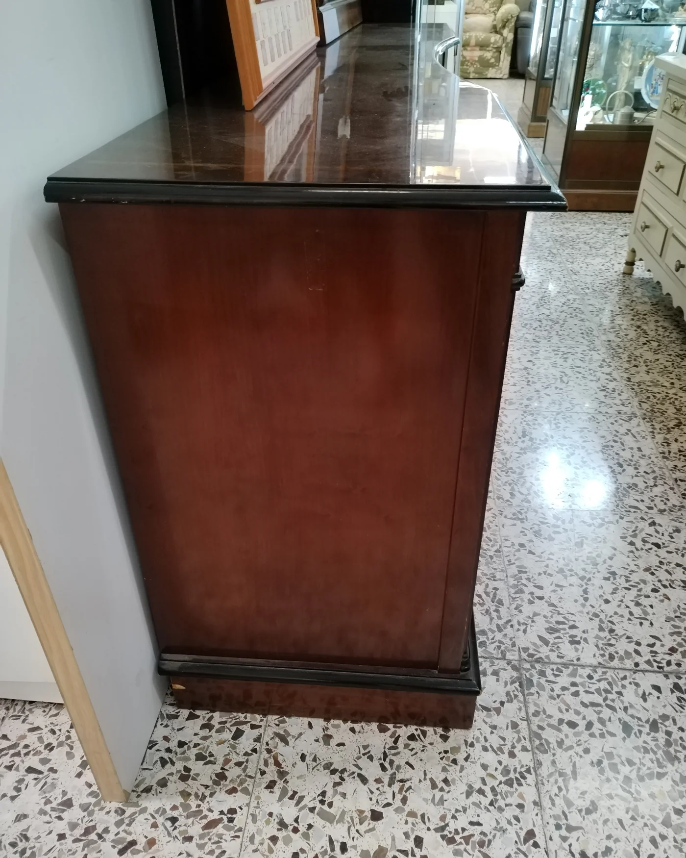 Aparador antiguo de madera con diseño curvo y detalles en marquetería - imagen 7