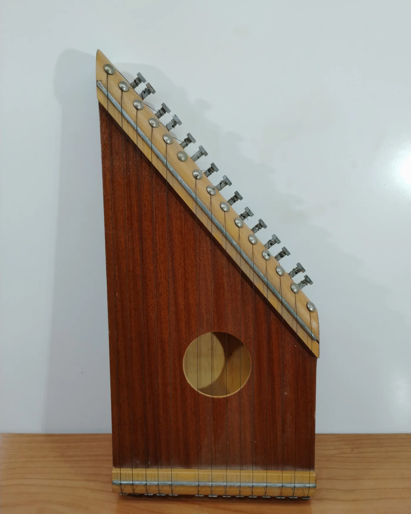 Cítara antigua de madera - imagen 1