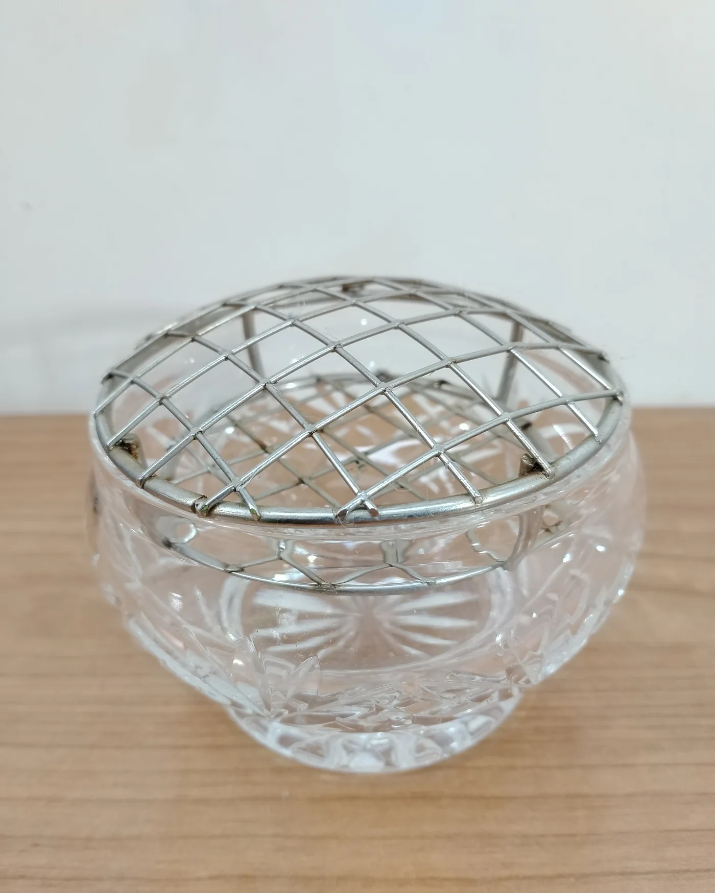 Florero cuenco de cristal tallado con rejilla metálica - imagen 1
