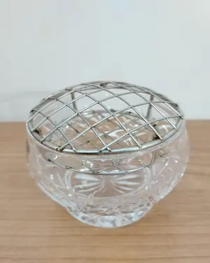 Florero cuenco de cristal tallado con rejilla metálica - miniatura 1