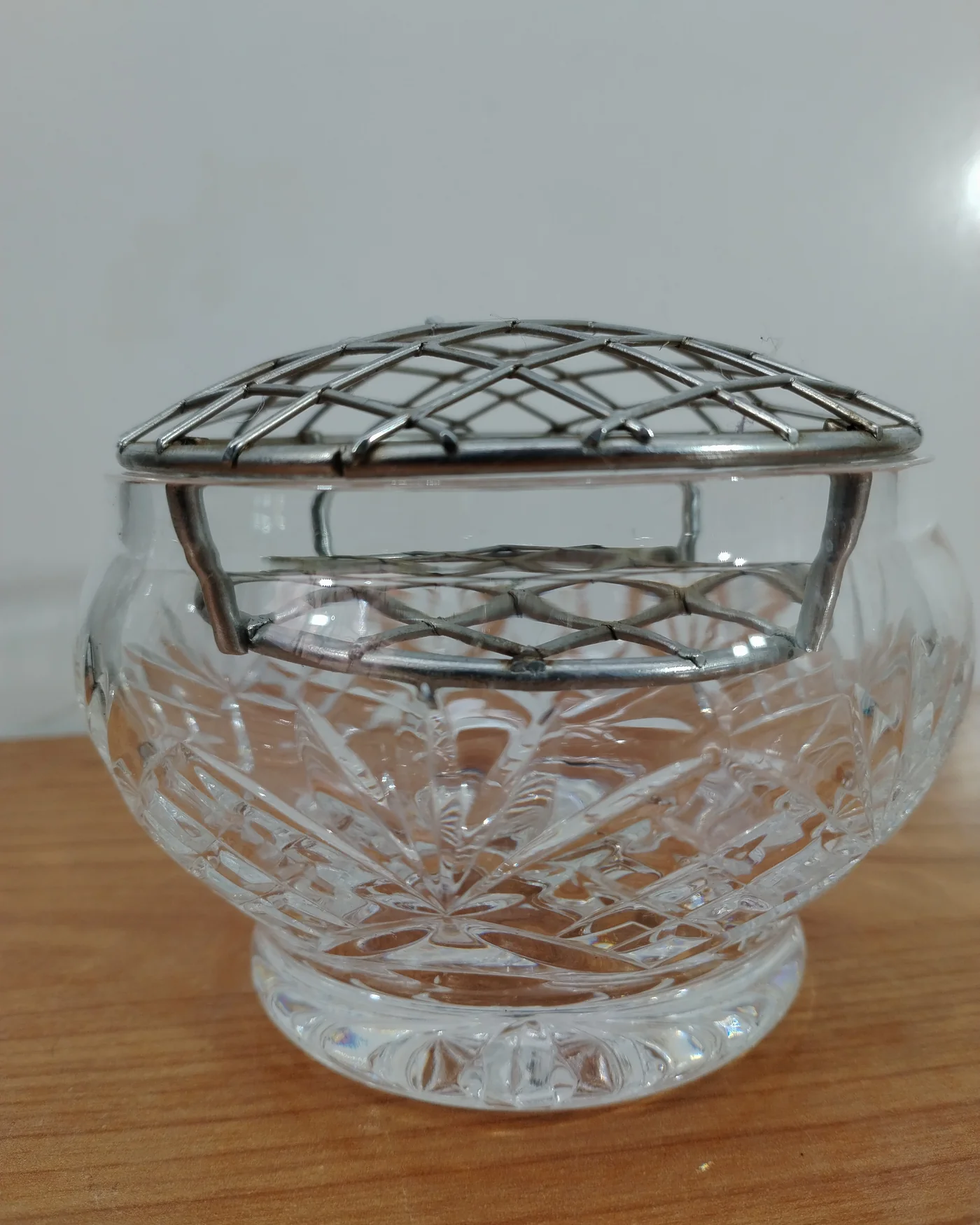 Florero cuenco de cristal tallado con rejilla metálica - imagen 2