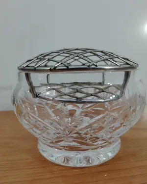 Florero cuenco de cristal tallado con rejilla metálica - miniatura 2