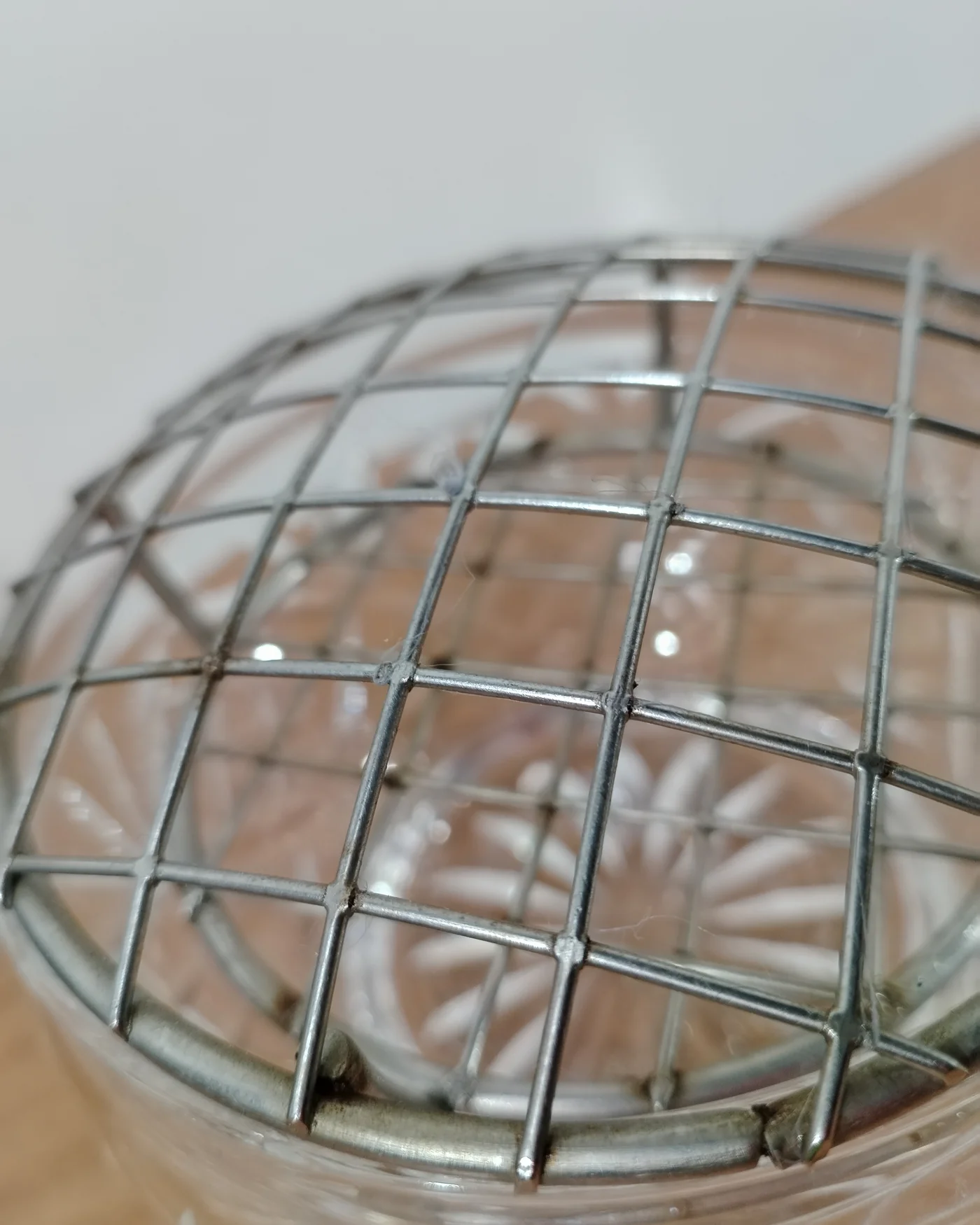 Florero cuenco de cristal tallado con rejilla metálica - imagen 3