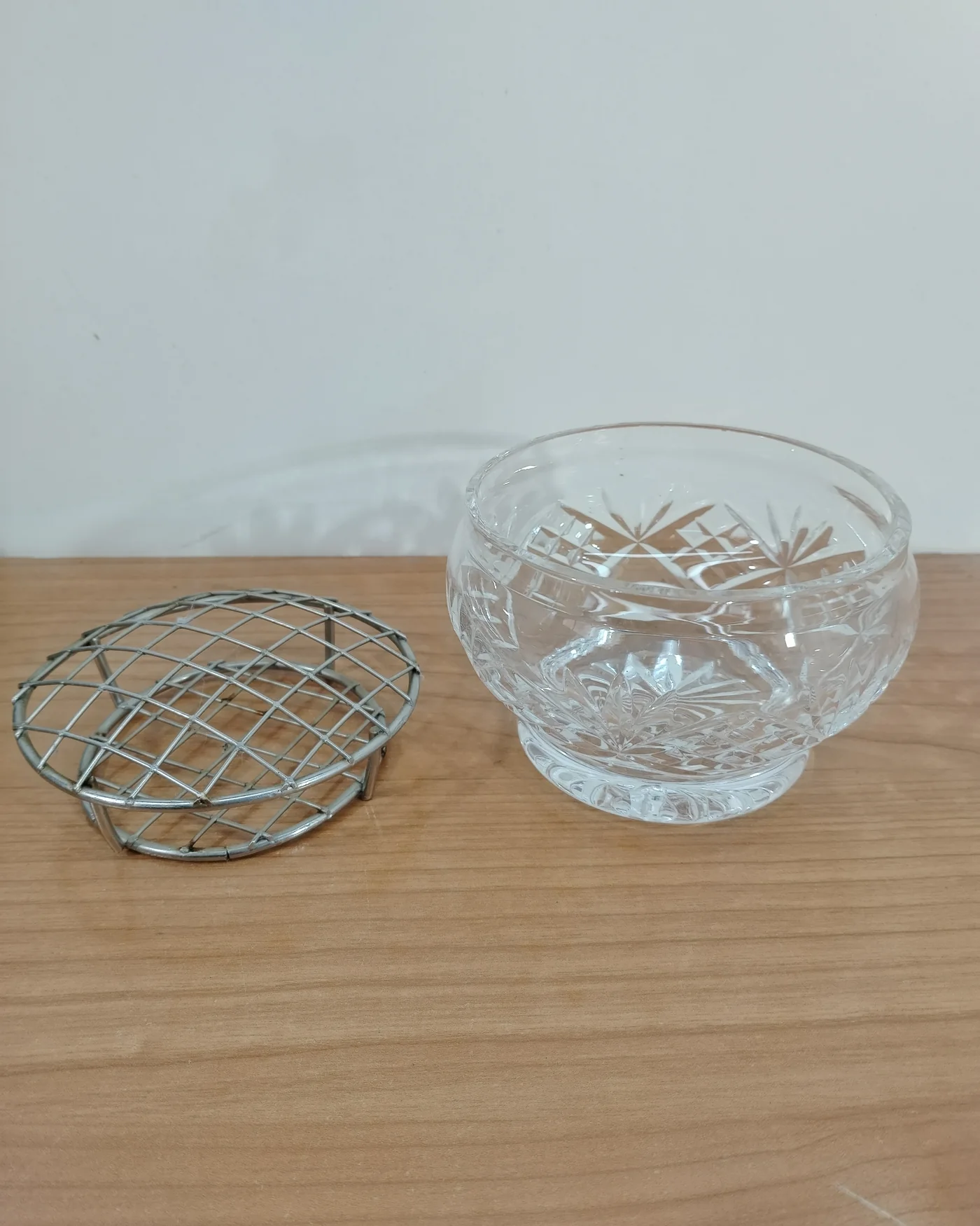 Florero cuenco de cristal tallado con rejilla metálica - imagen 4