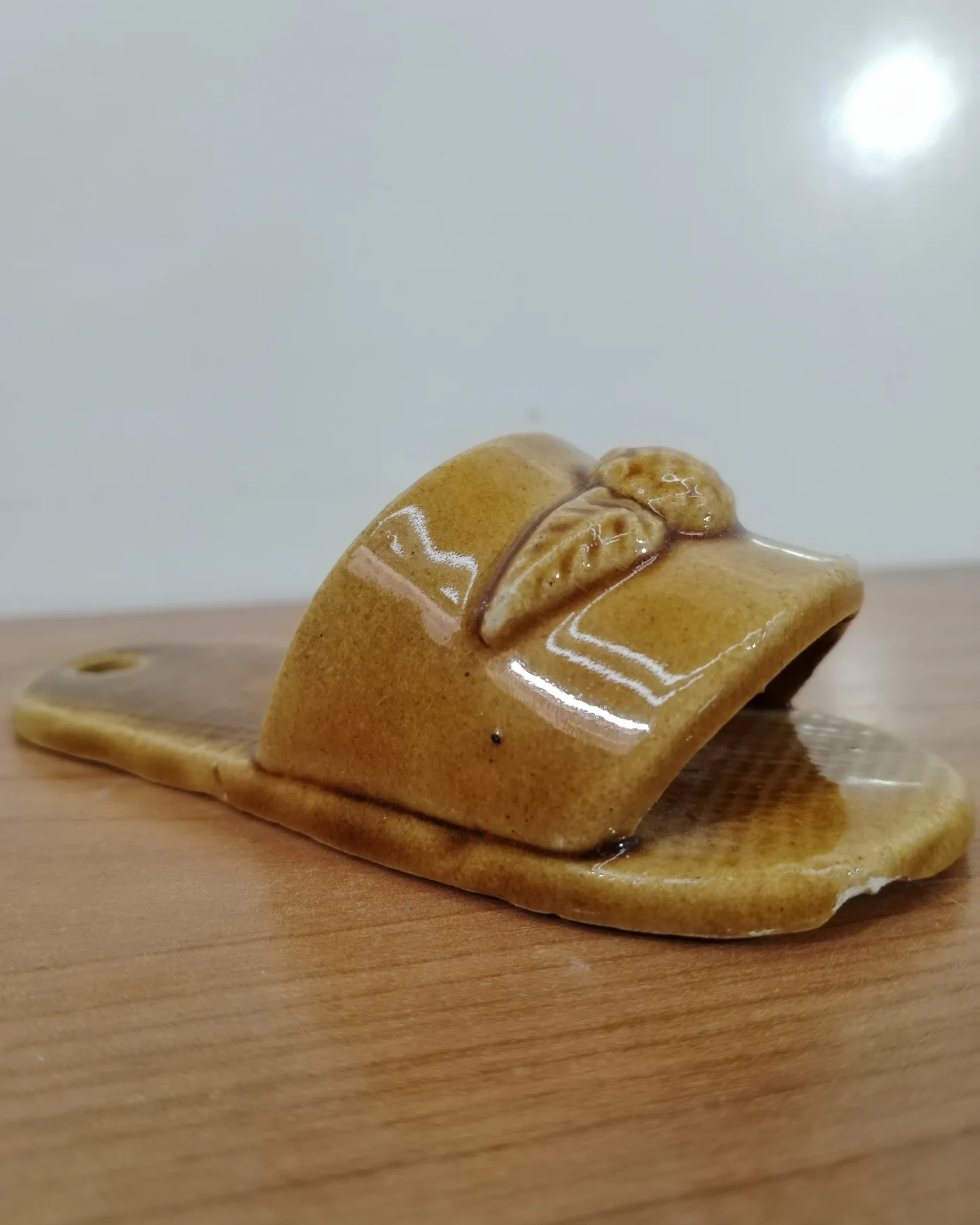 Pequeña chancla de cerámica decorativa - imagen 3