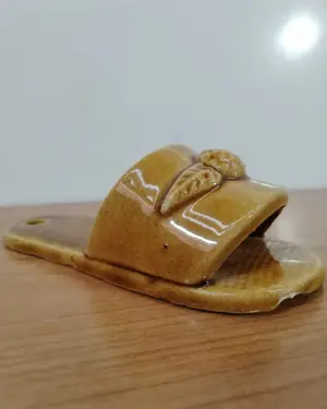 Pequeña chancla de cerámica decorativa - miniatura 3