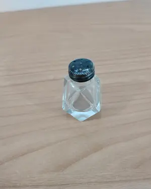 Mini salero de cristal con tapa metálica - miniatura 1