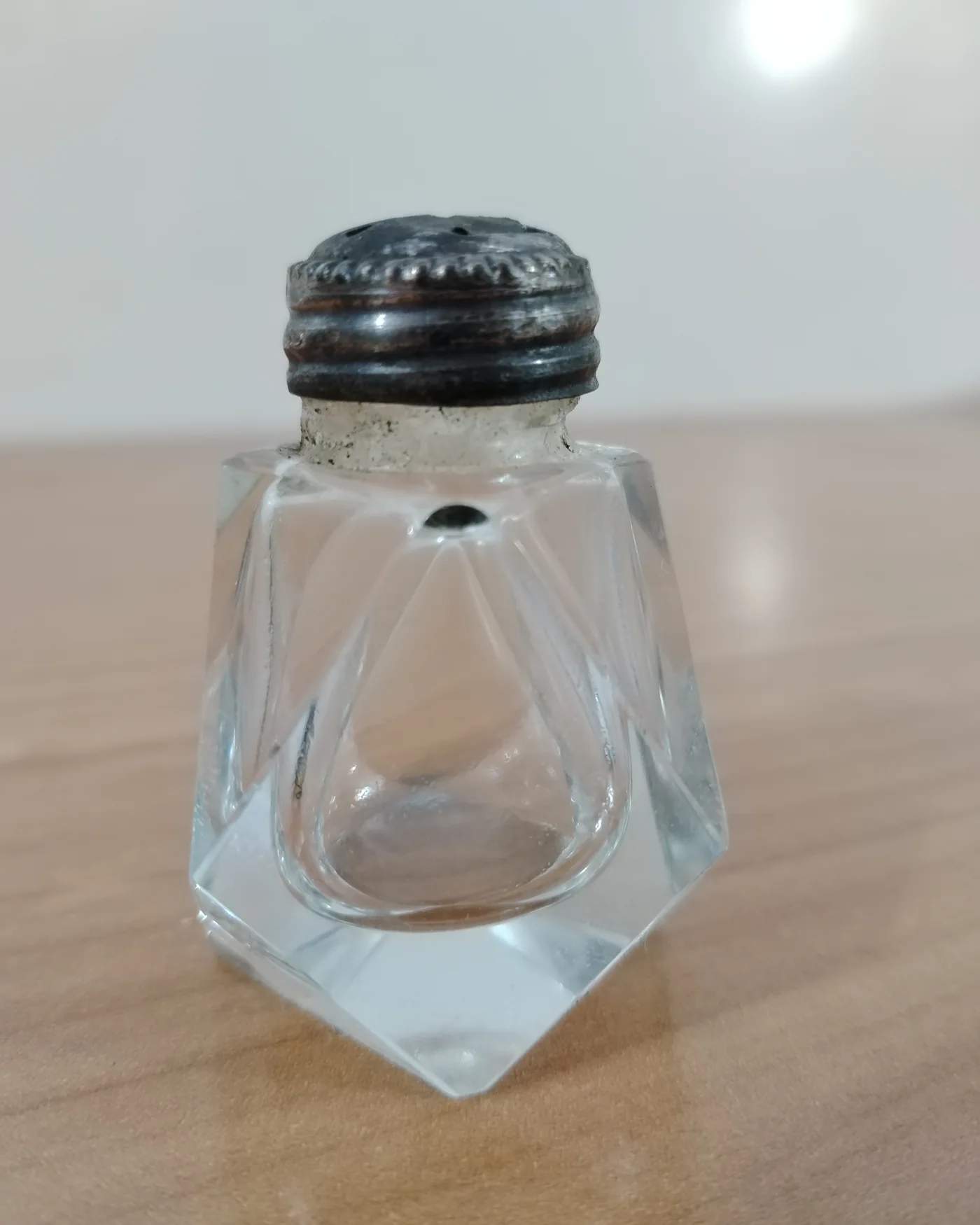 Mini salero de cristal con tapa metálica - imagen 2