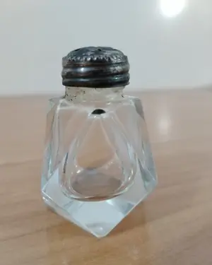 Mini salero de cristal con tapa metálica - miniatura 2