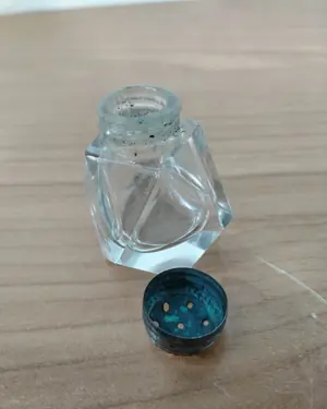 Mini salero de cristal con tapa metálica - miniatura 3