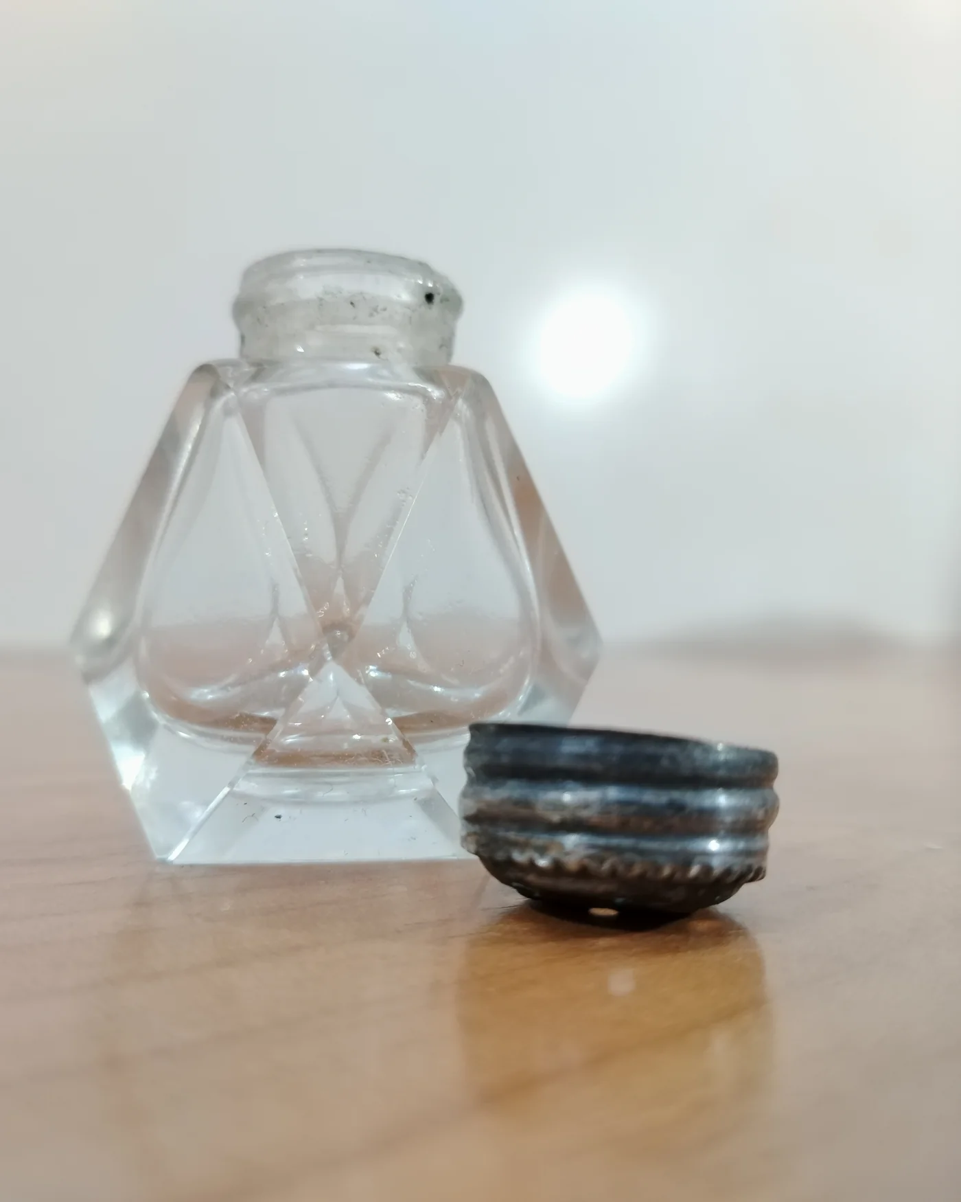 Mini salero de cristal con tapa metálica - imagen 4