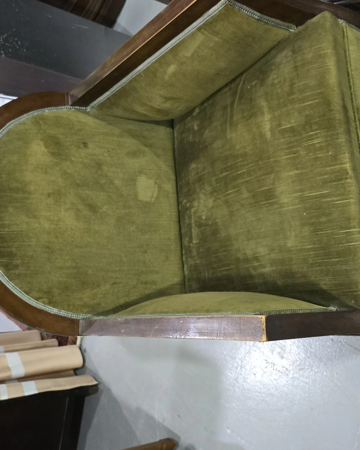 Par de sillones vintage tapizados en terciopelo verde oliva - imagen 6