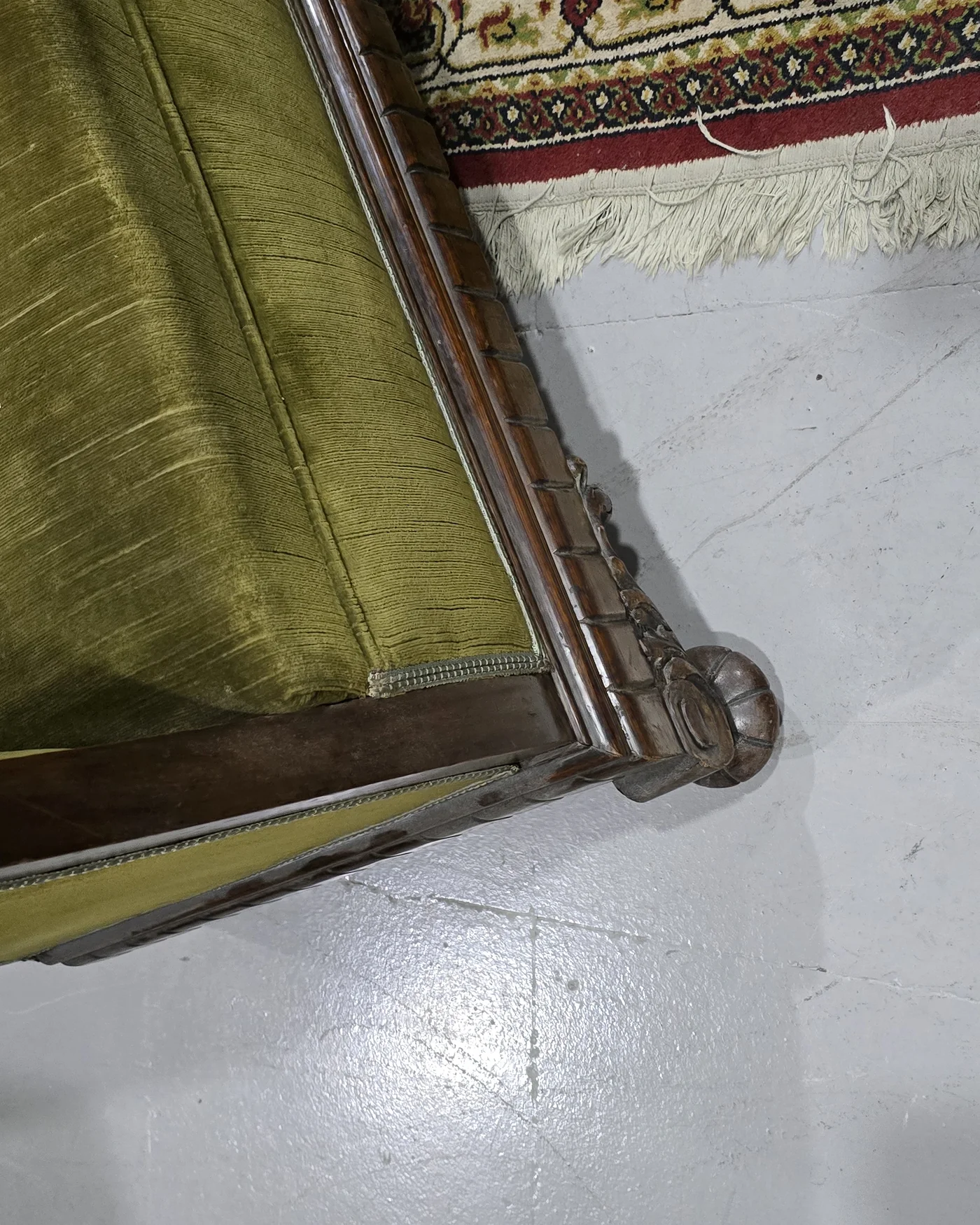 Par de sillones vintage tapizados en terciopelo verde oliva - imagen 7