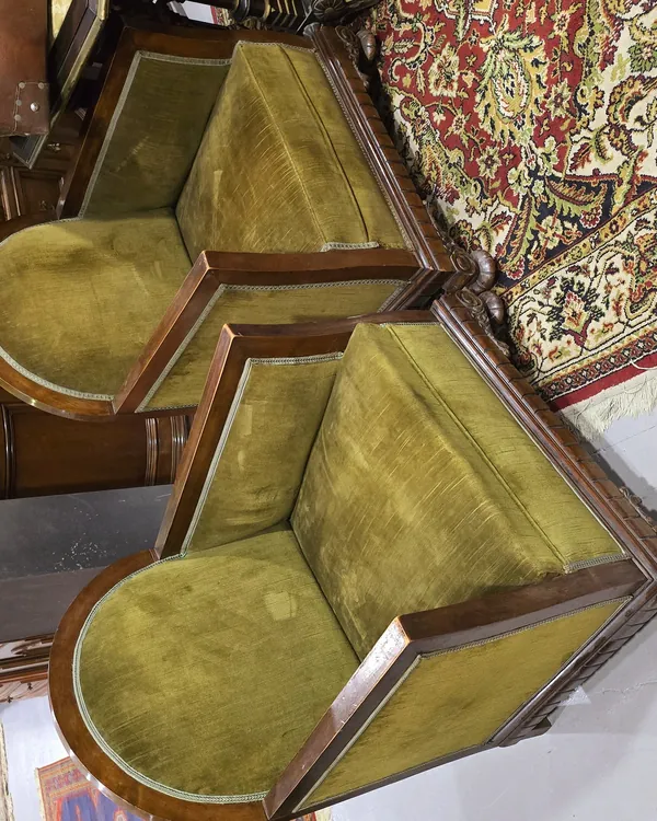 Par de sillones vintage tapizados en terciopelo verde oliva