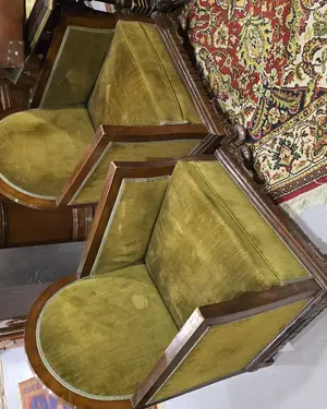 Par de sillones vintage tapizados en terciopelo verde oliva - miniatura 1