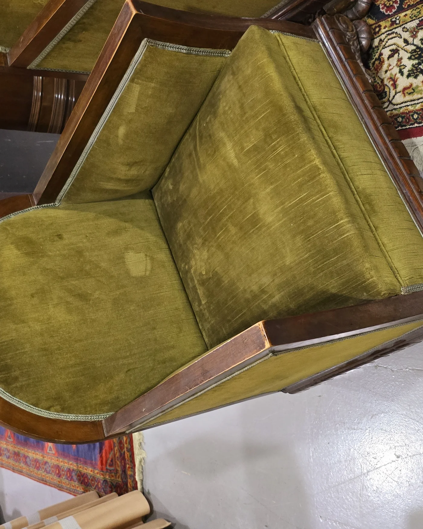 Par de sillones vintage tapizados en terciopelo verde oliva - imagen 2